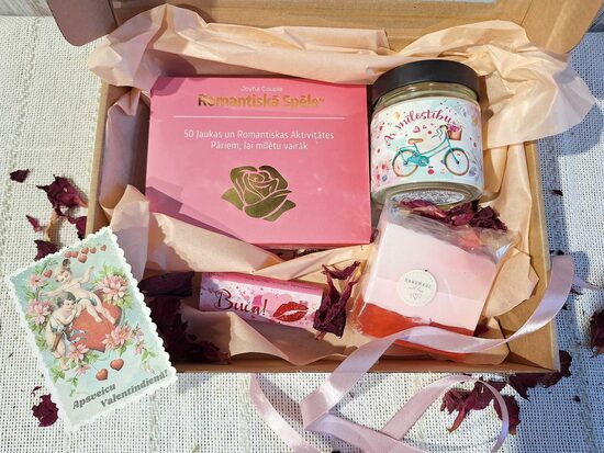 Komplekts ar romantisko spēli un sveci